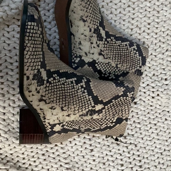 Madewell Cream and Black Ankle Booties Sleek Design - Picture 3 of 4